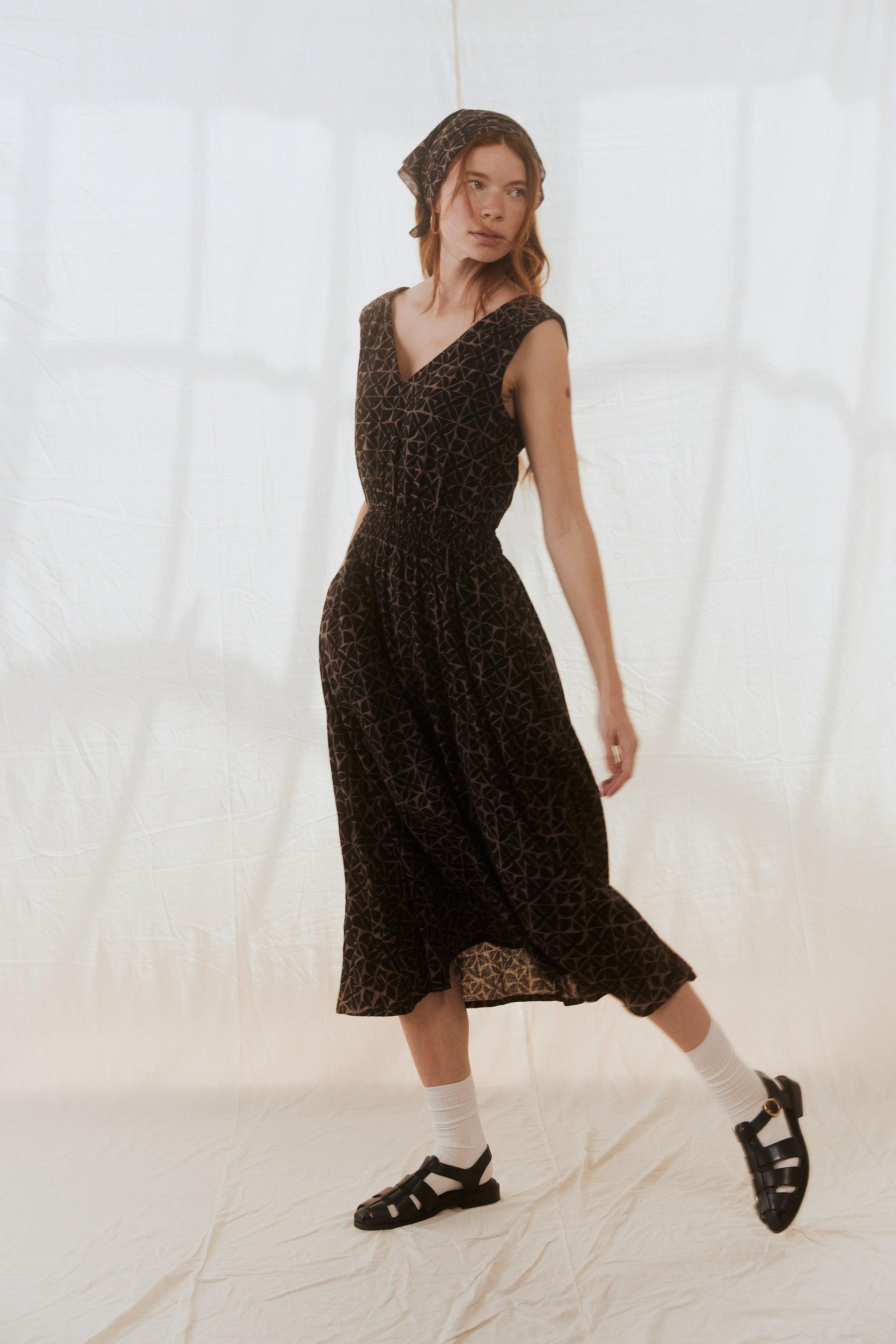 Eesha Dress Cotton Muslin With Pinwheel Print Charcoal