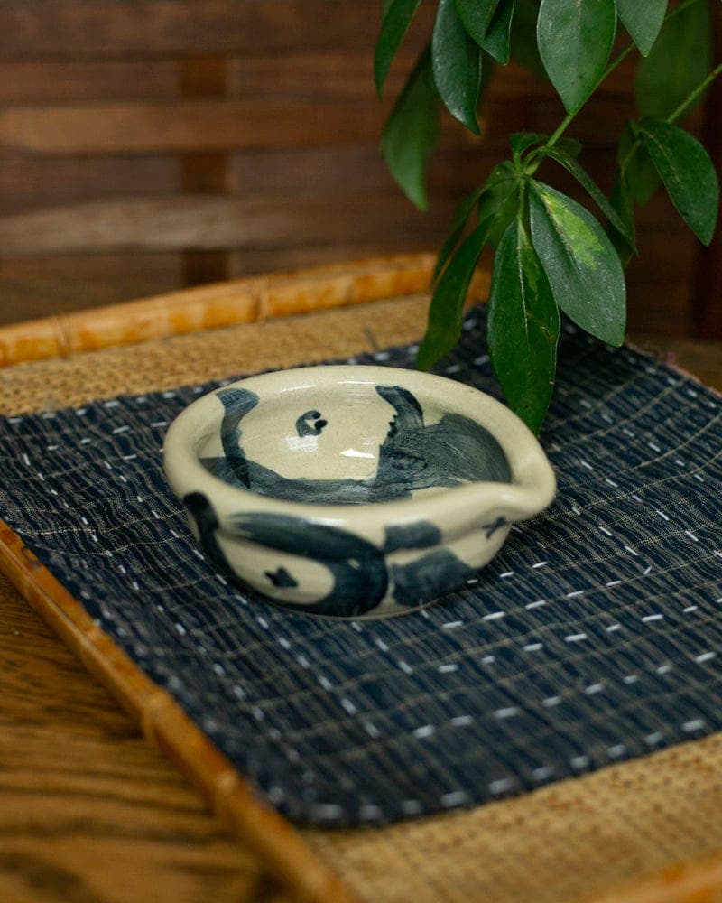 Yaki Dish with Spout, White and Navy