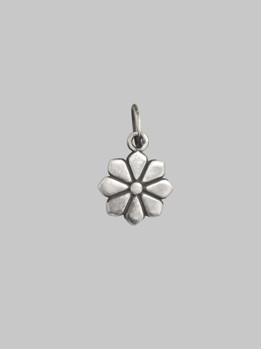 8 Petals Kikumon "Yatsu-Giku" Charm Large Silver 925