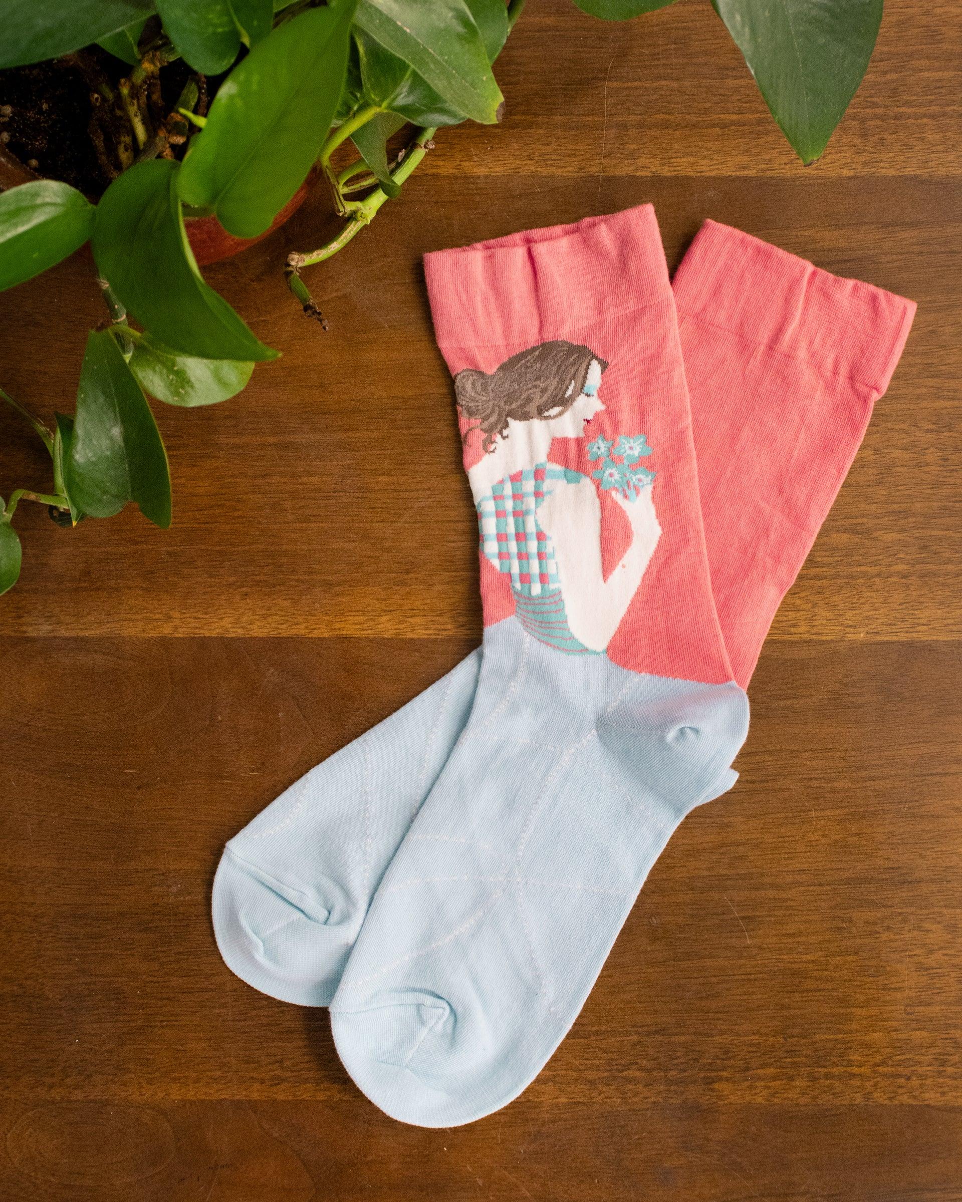 , Crew Socks, Andé Collection, Pink with Girl Holding Flowers
