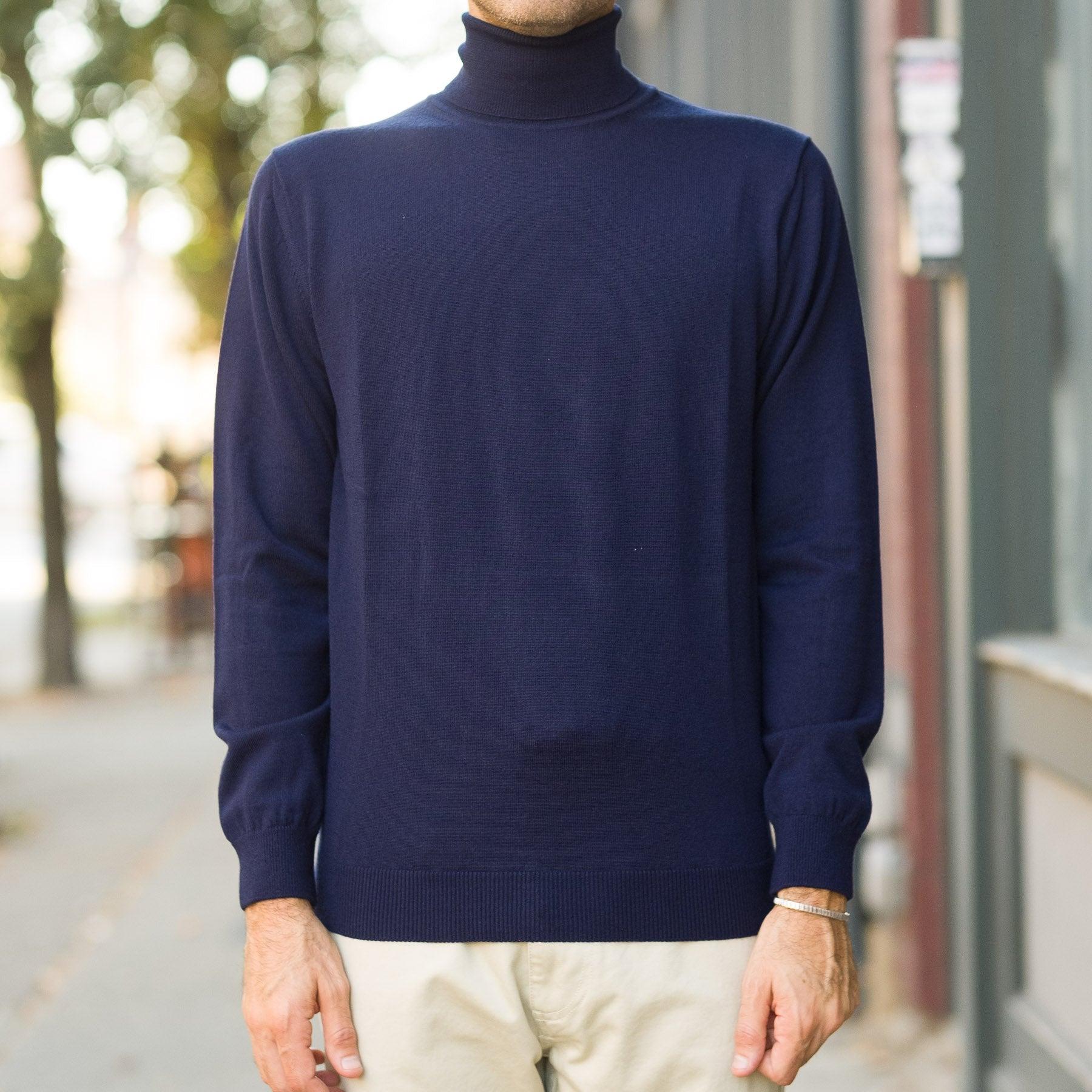 Lightweight Merino Turtleneck in Navy